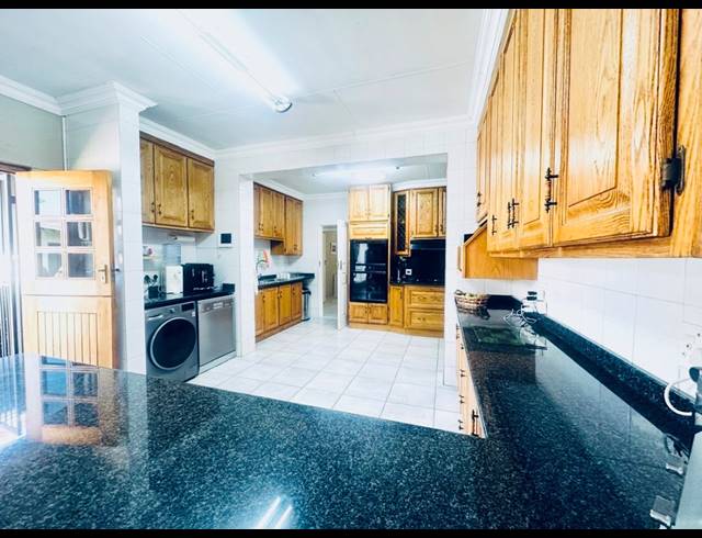 3 BEDROOM FREEHOLD FOR SALE IN BRACKENHURST